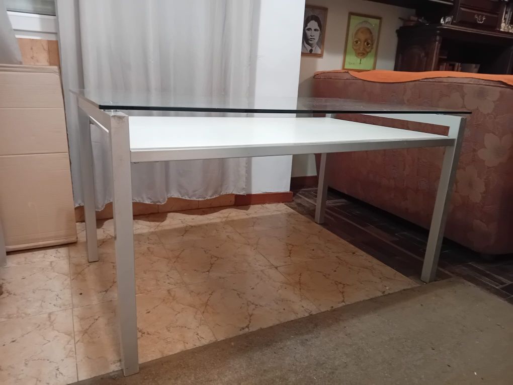 Mesa com tampo de vidro – 1,35m x 80cm