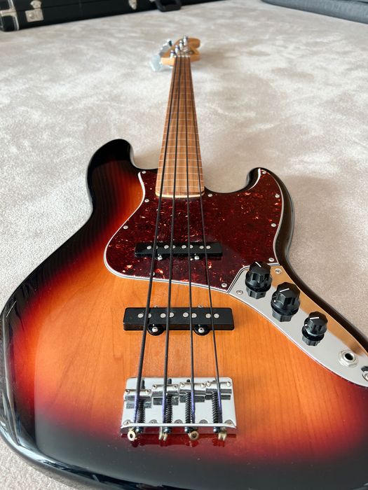 Vendo Fender Jazz Bass Fretless