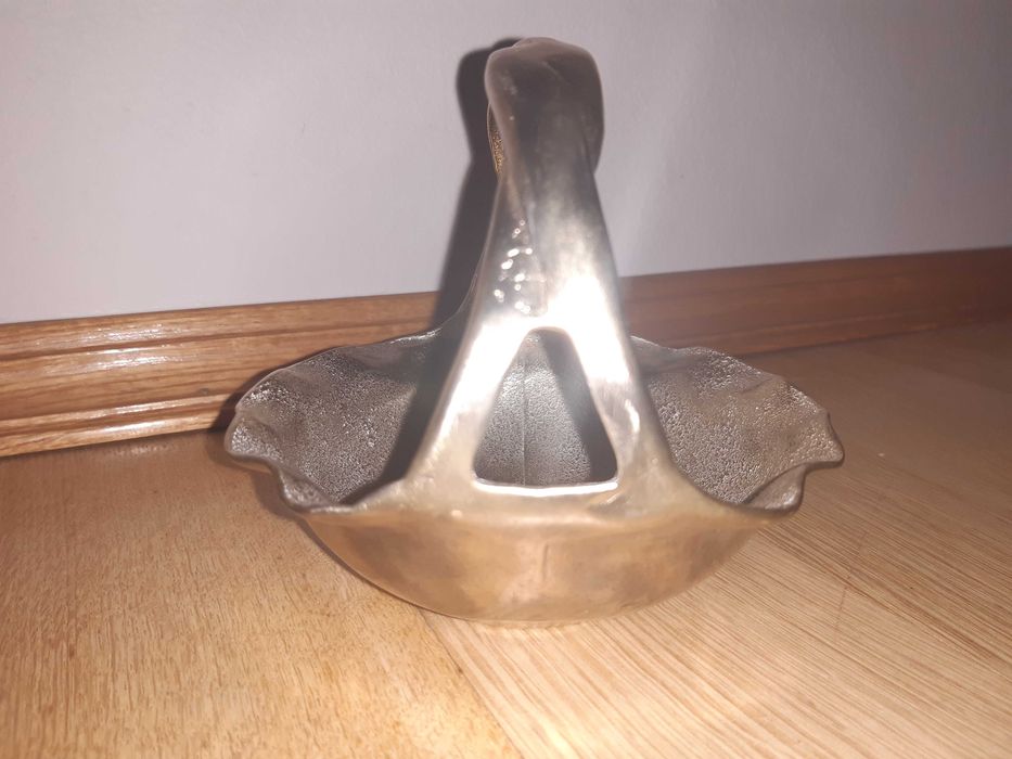 Stary koszyczek, owocarka wykonany ze starego mosiądzu