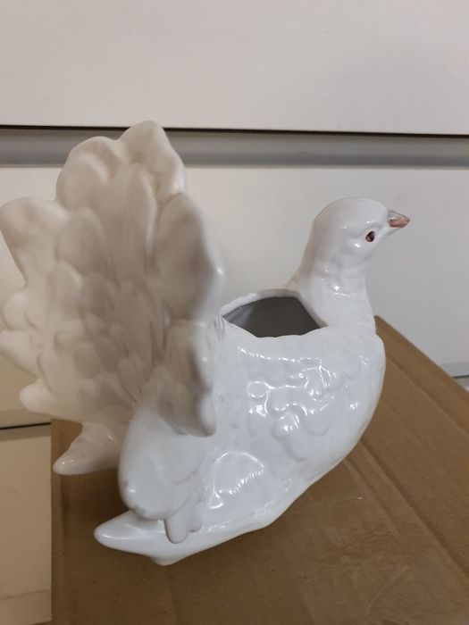Porcelanowy gołąbek, doniczka.