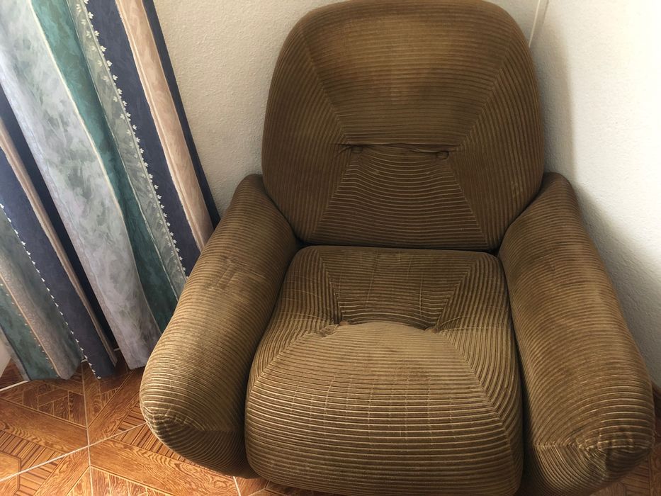 Sofás castanhos confortáveis