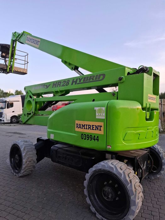 Podnośnik koszowy zwyżka 28m Niftylift HR28 4x4 Hybrid