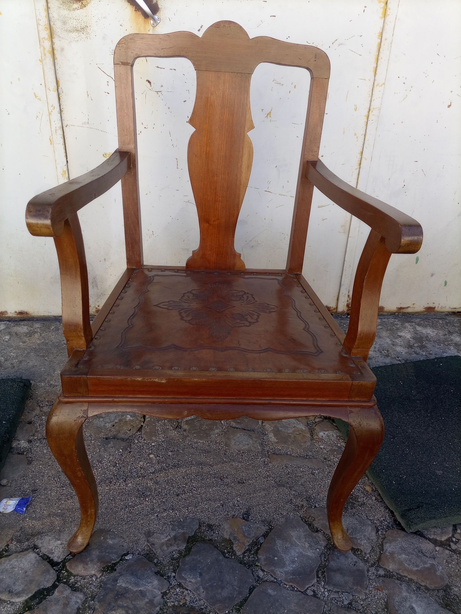 Cadeirões em madeira antigo