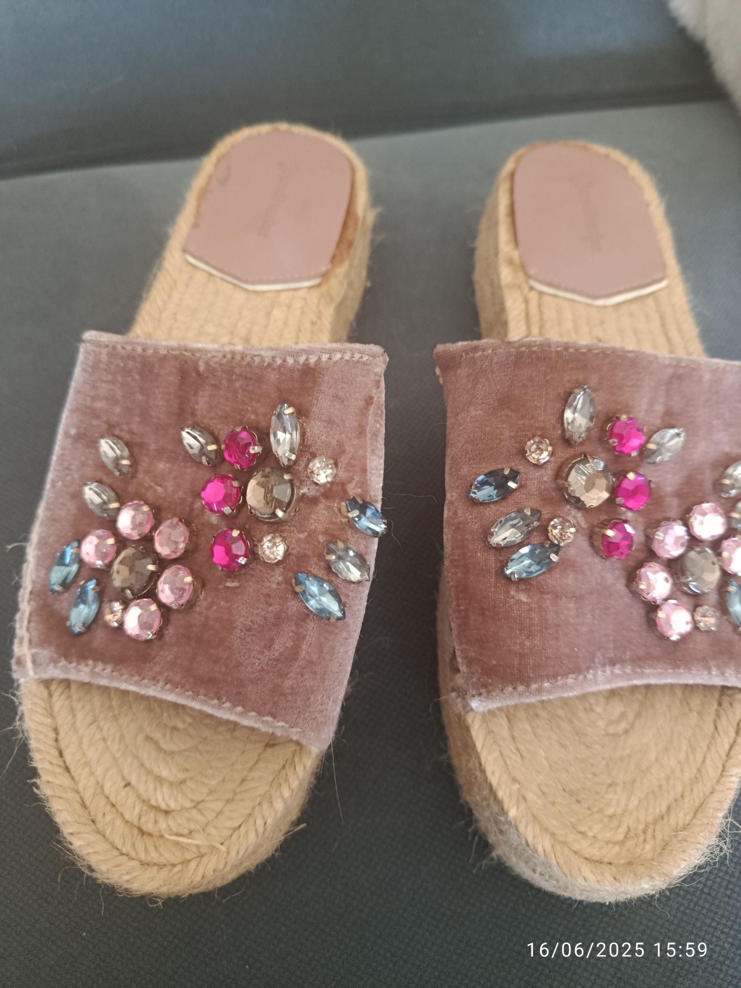 Chinelas com brilhantes
