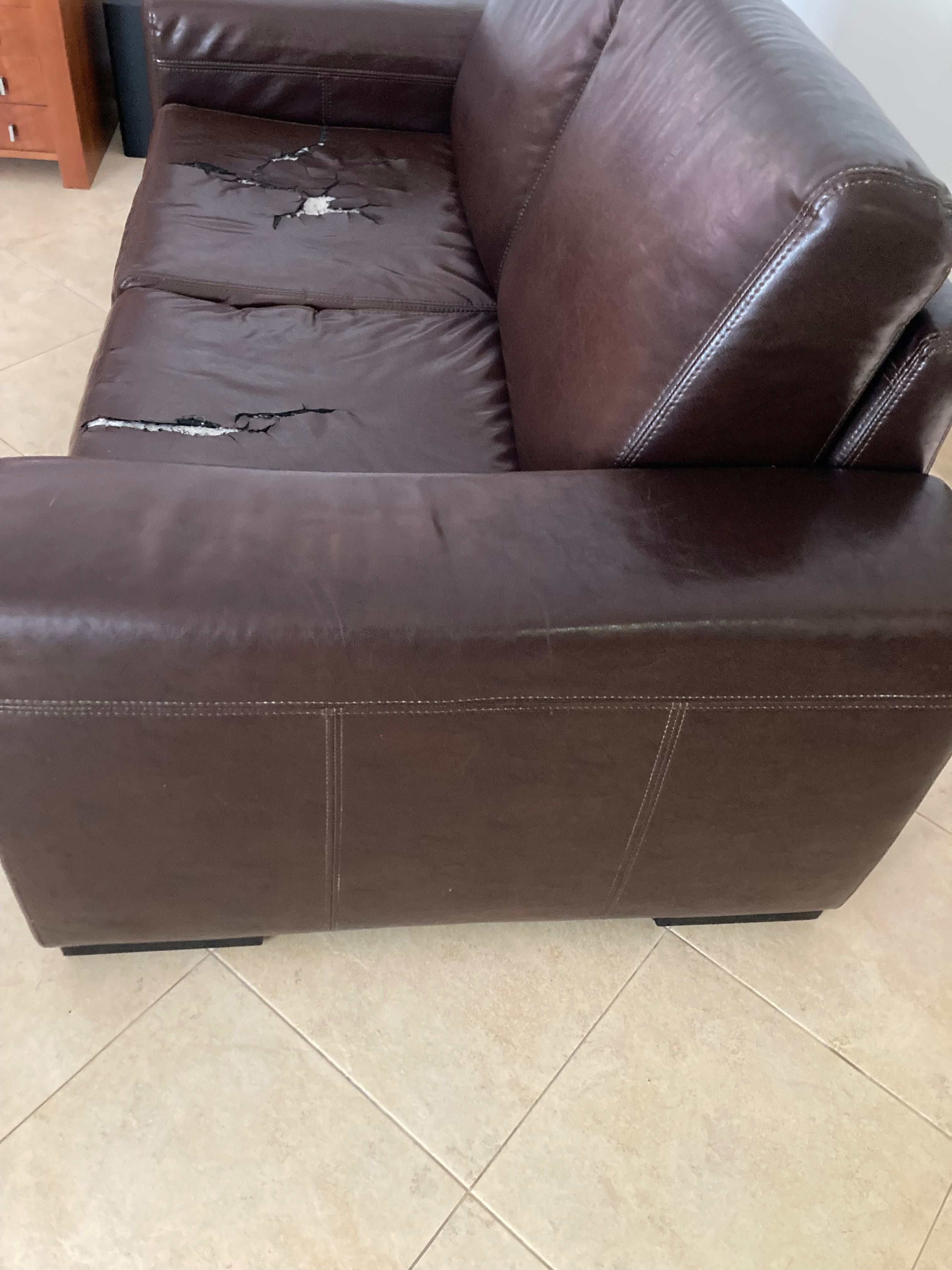 Sofá em pele castanho
