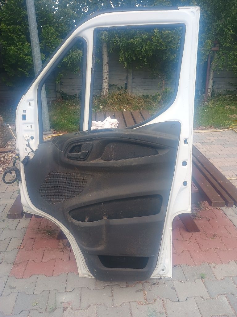 Drzwi Iveco daily prawe uszkodzone 14-19r.