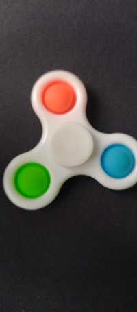 Spiner pop-it plastikowy w różnych kolorach.