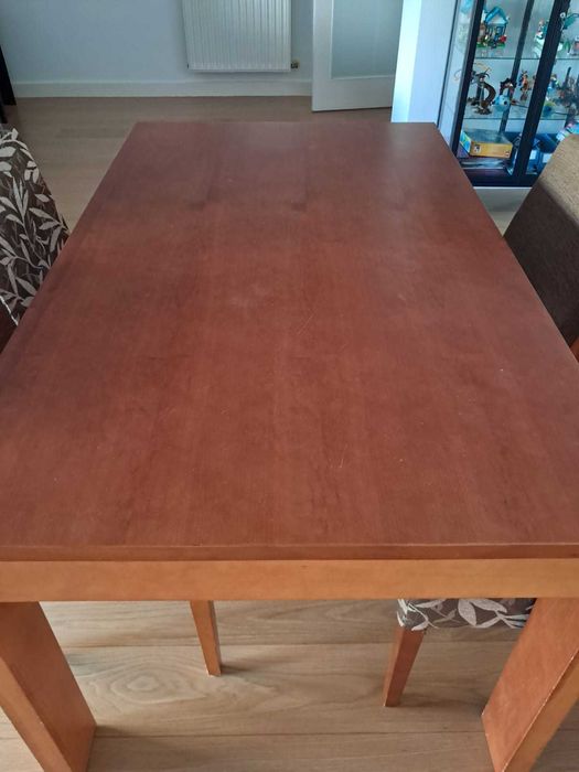 Sala de jantar : Mesa de jantar extensível + aparador + 4 cadeiras.