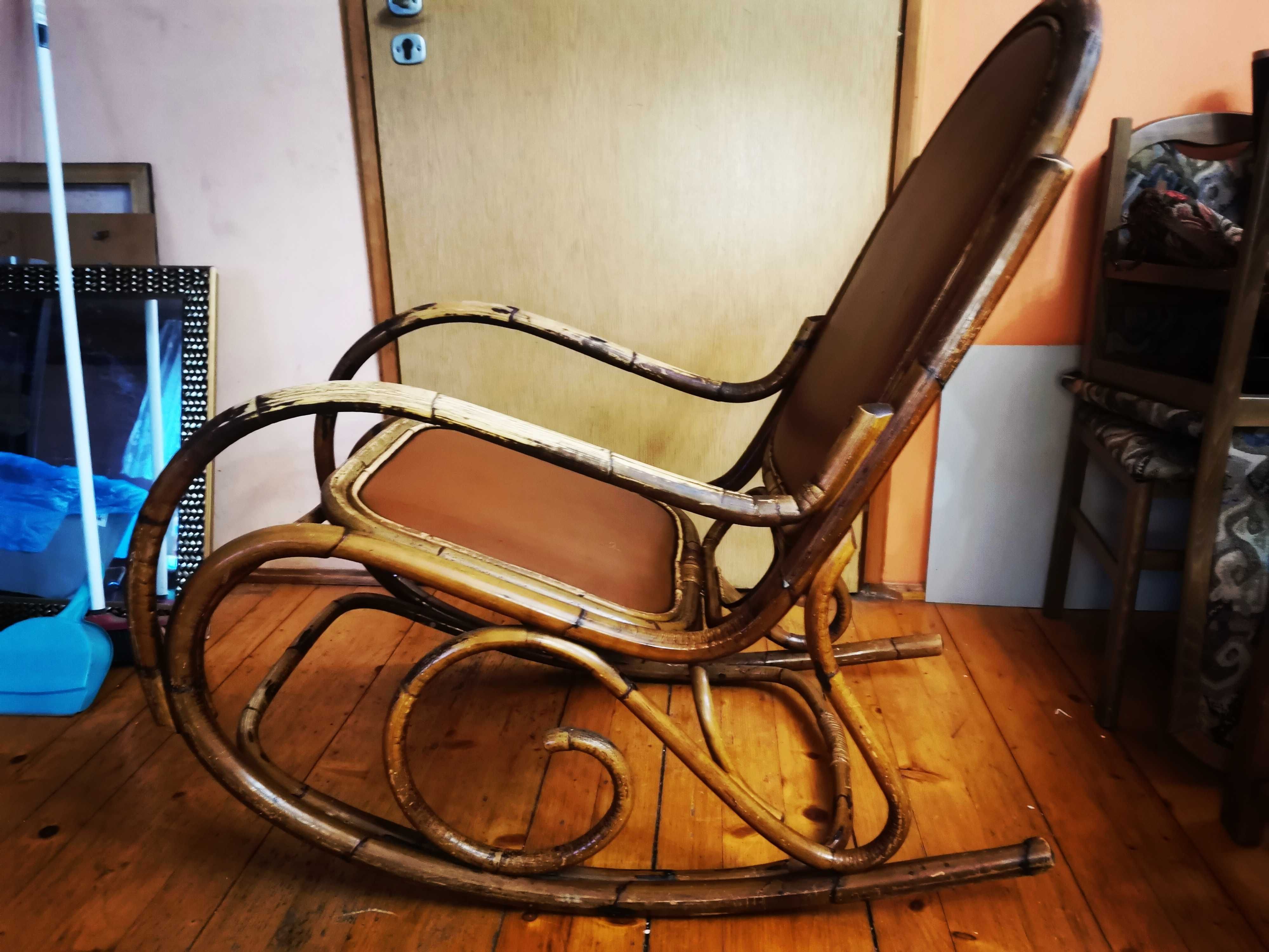Duży fotel bujany z bambusa rattanu