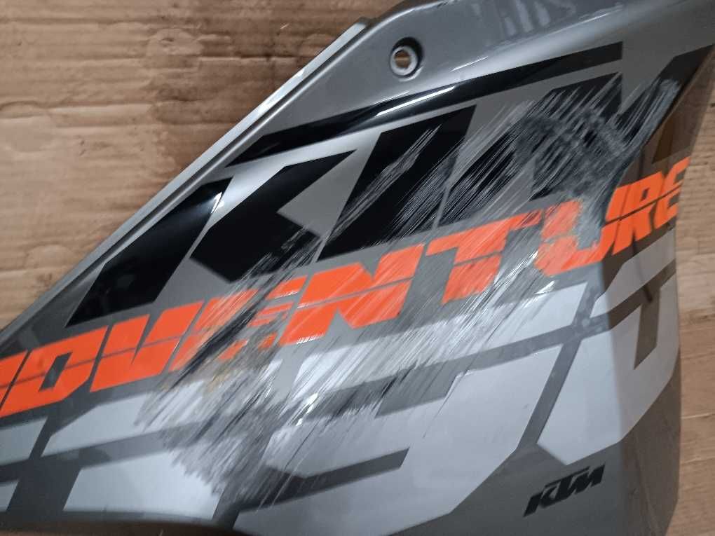 Carenagem direita do depósito KTM 1050 / 1090 / 1190 Adventure