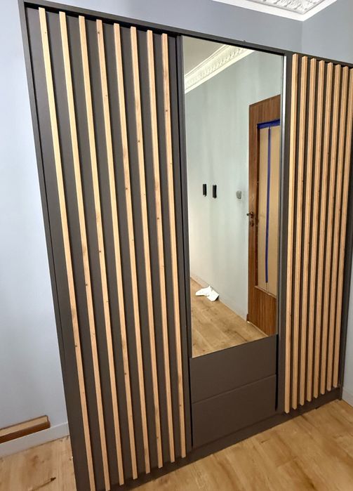 Szafa 3-drzwiowa z lustrem