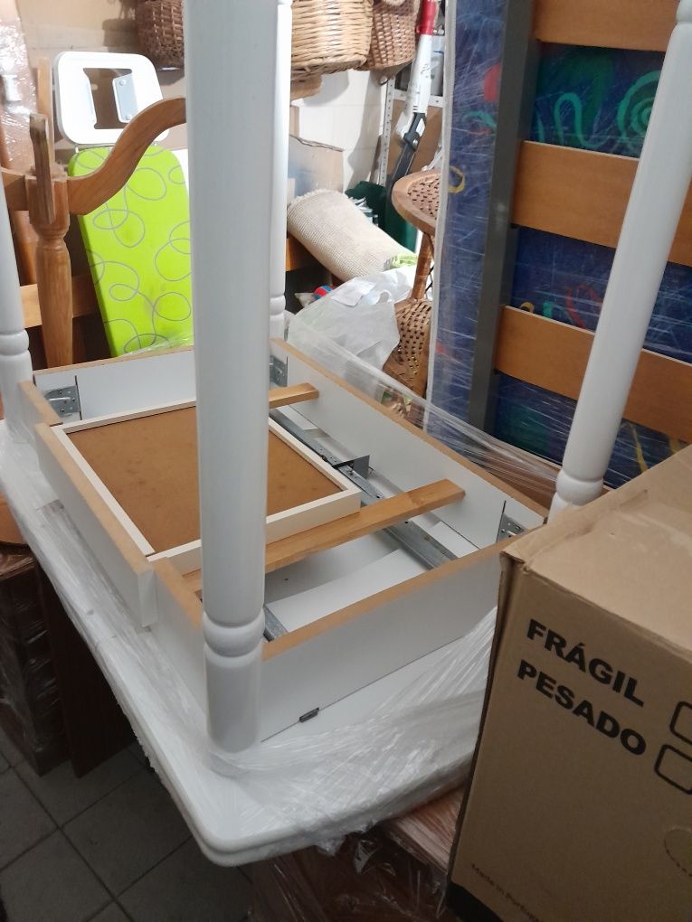 Mmesa cozinha com 2 icadeiras e 2 bancos