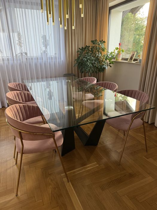 Elegancki szklany stół z kompletem krzeseł do jadalni lub salonu s