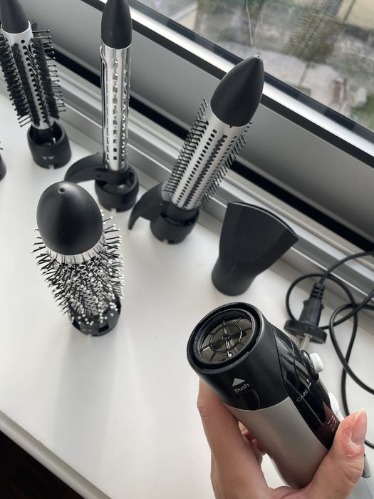 Modelador de cabelo usado com varios acessorios