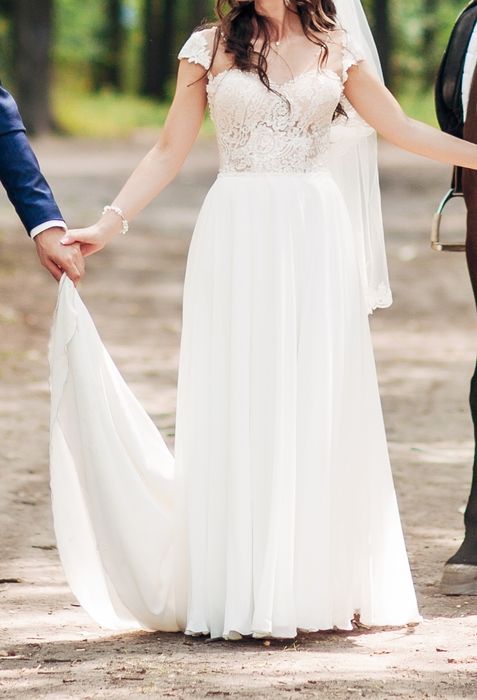 Весільна сукня з відкритою спиною та шлейфом 42 розмір