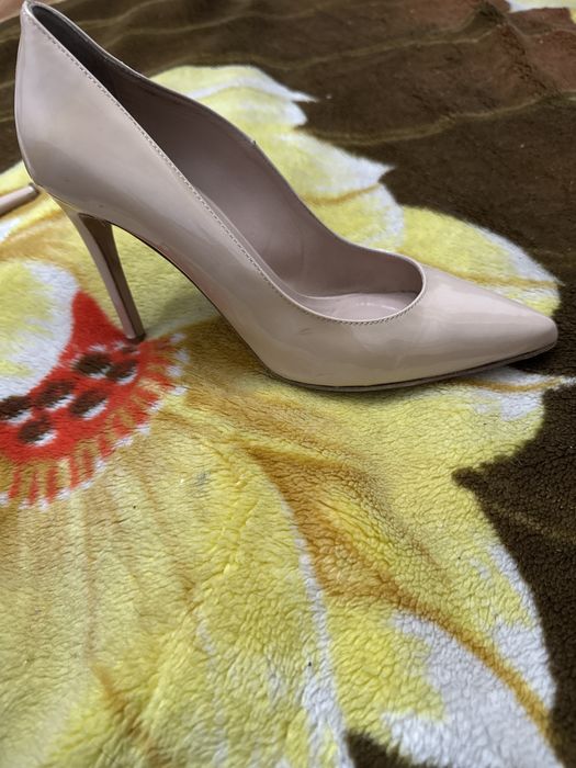 Туфли женские итальянские, лаковые, на каблуках небольшие изьяны, поэт