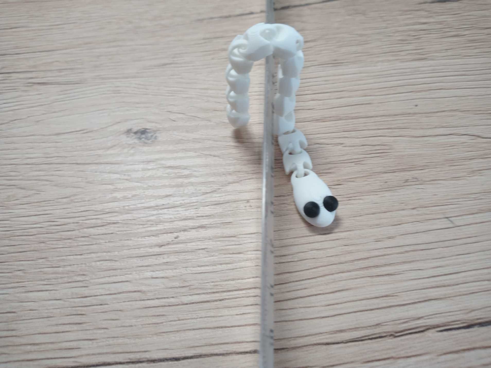 Biały ruchomy wężyk z druku 3D