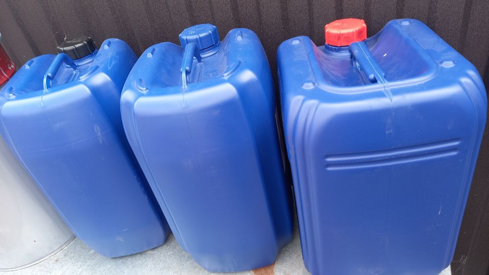 Пластикові каністри