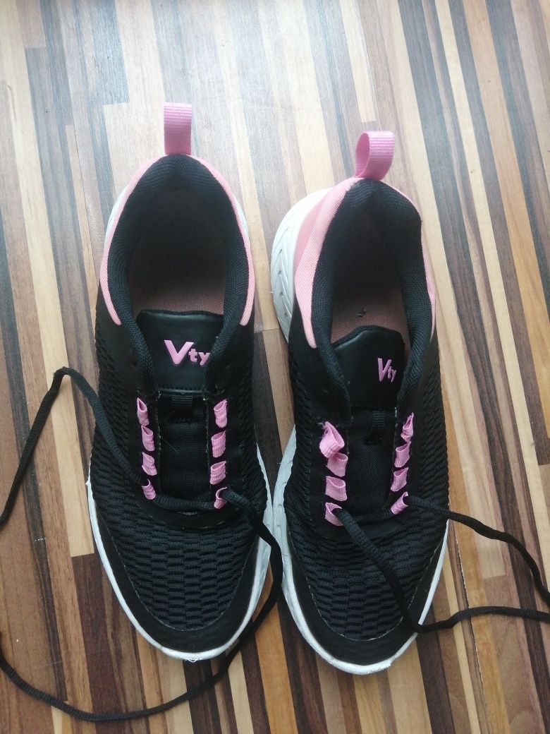 Czarno-różowe buty Vty