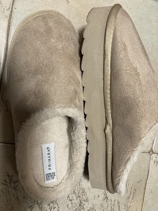 Це бежеві капці-мюлі Primark з імітації замші та хутра