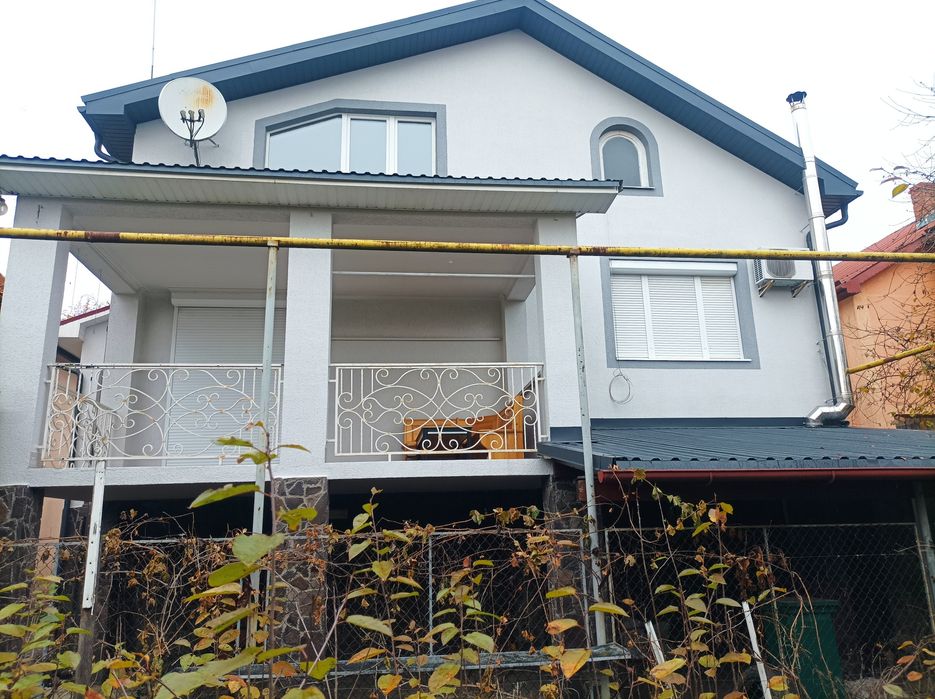 Оренда будинку з каміном.