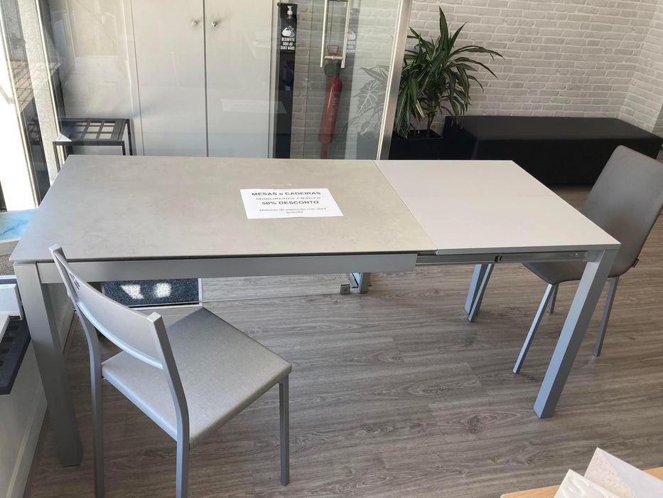 LIQUIDAÇÃO :Mesa de cozinha nova