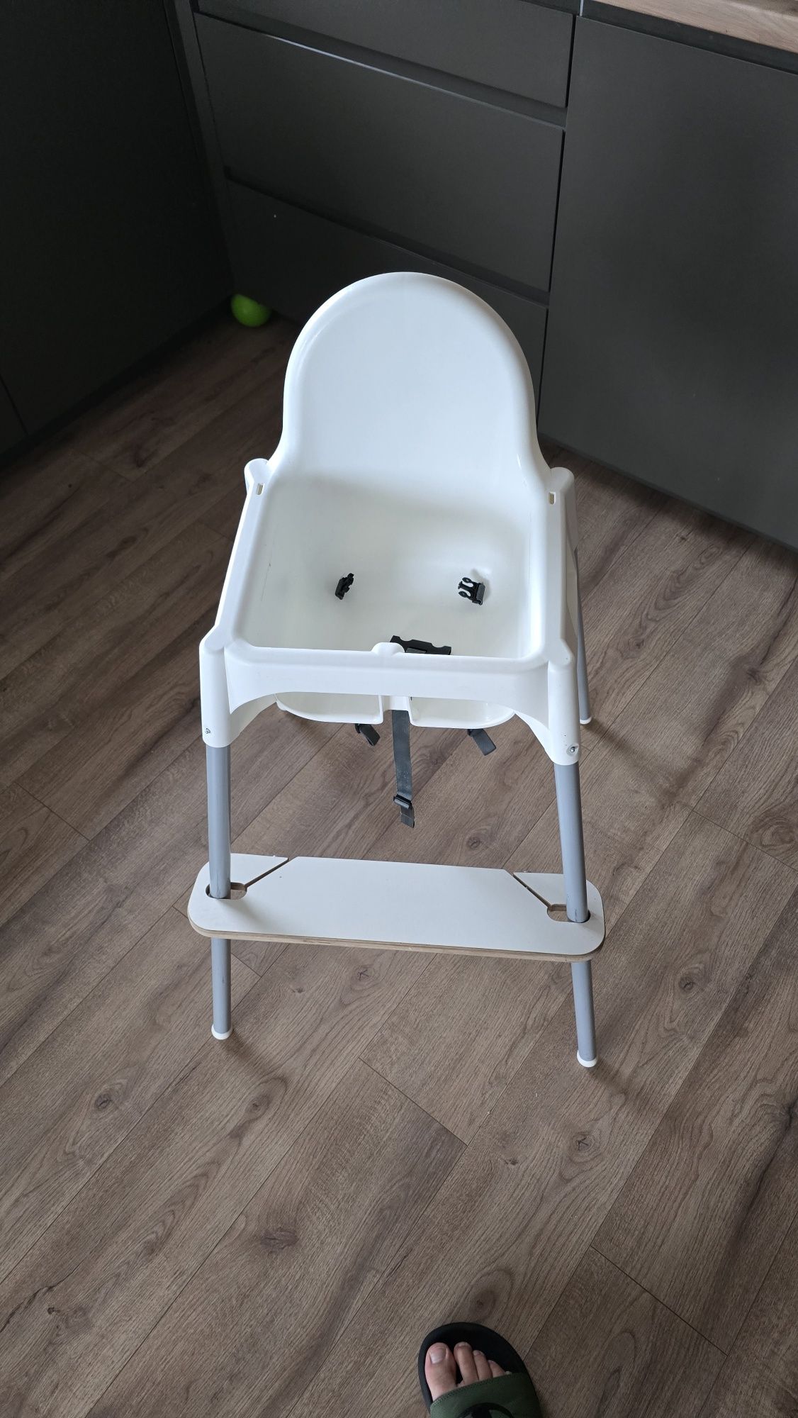 Fotelik do karmienia IKEA z regulowanym podnóżkiem