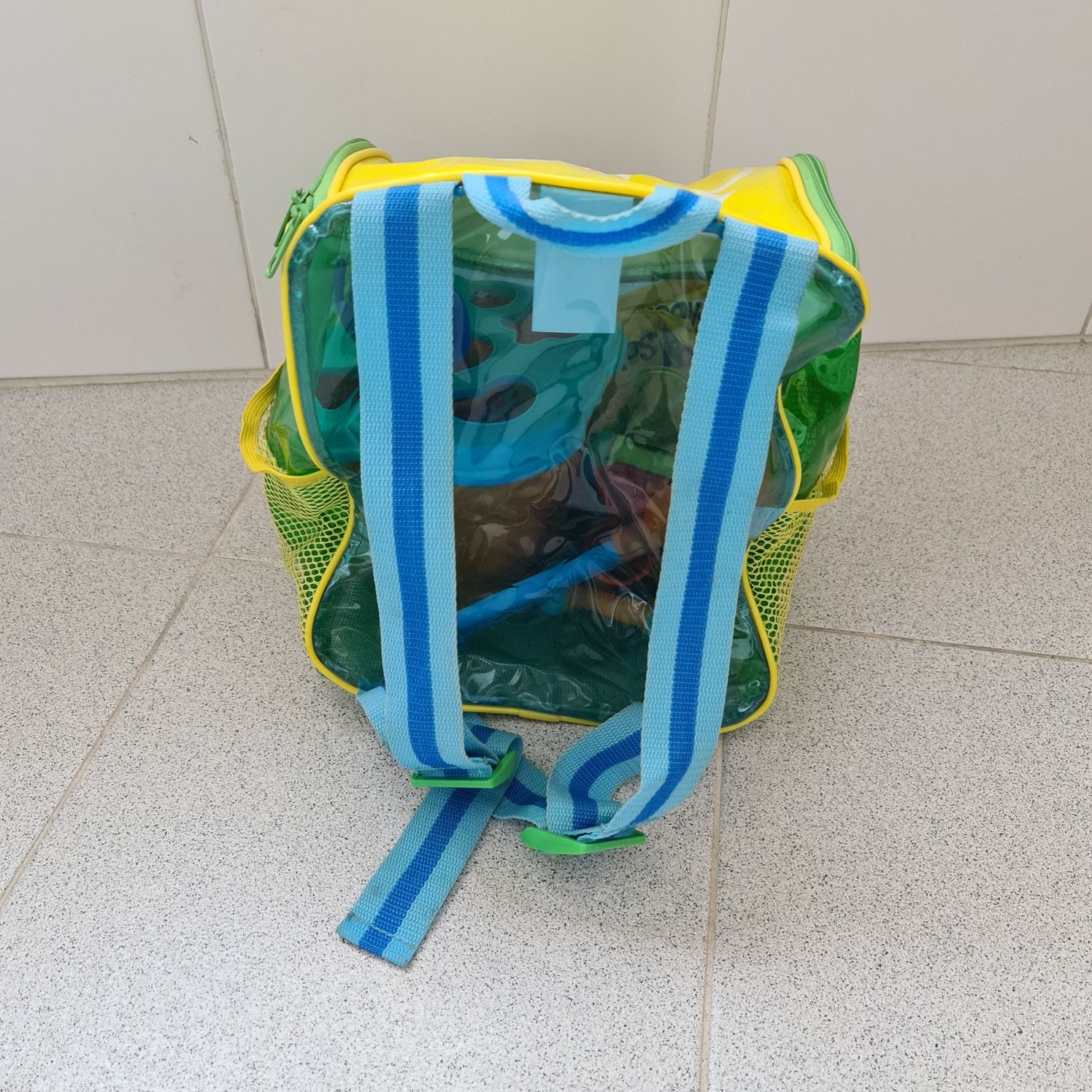 Mochila de praia Imaginarium fundo de rede c/ brinquedos e abraçadeira