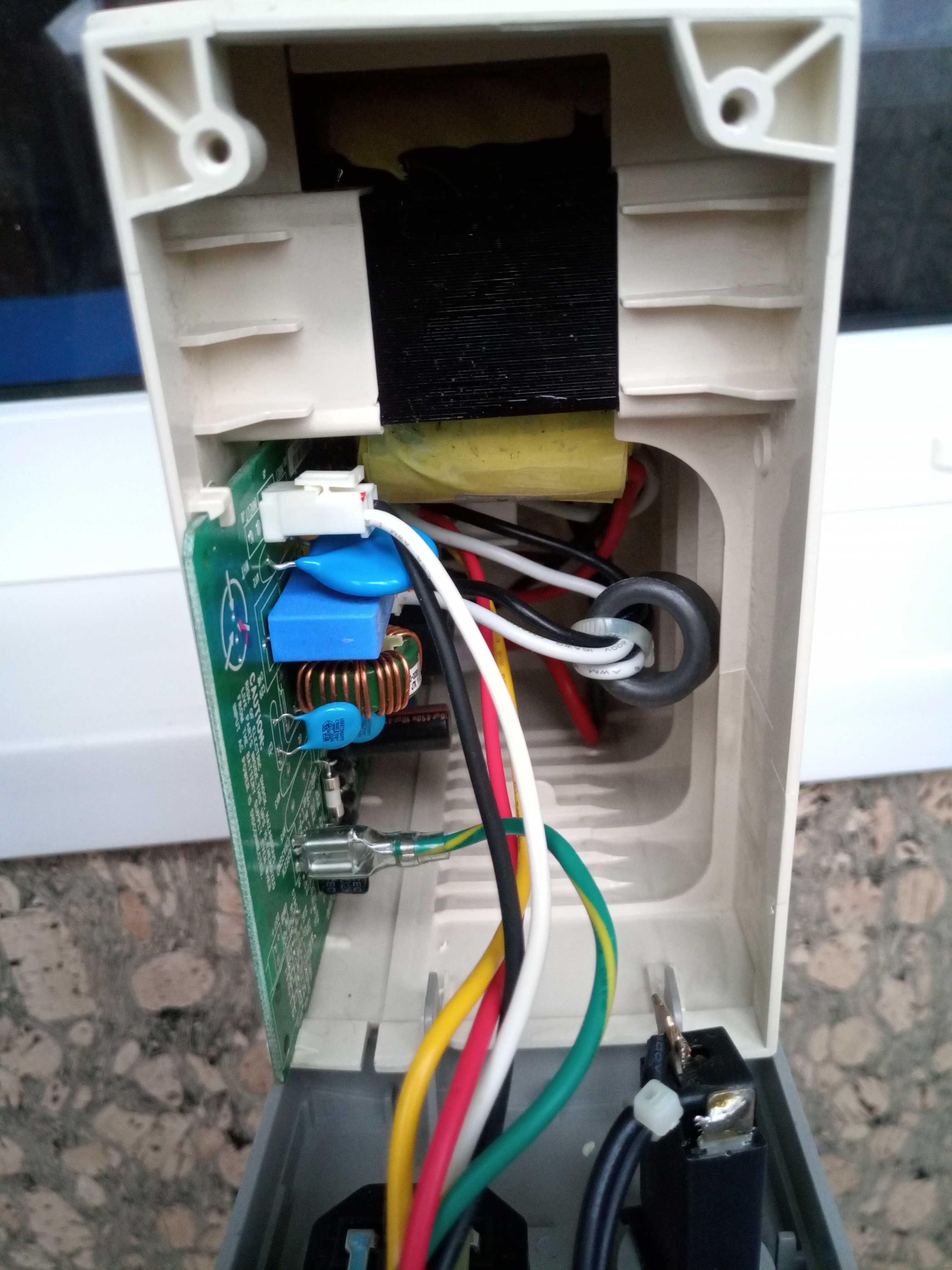 APC Back-UPS CS 500, джерело безперебійного живлення