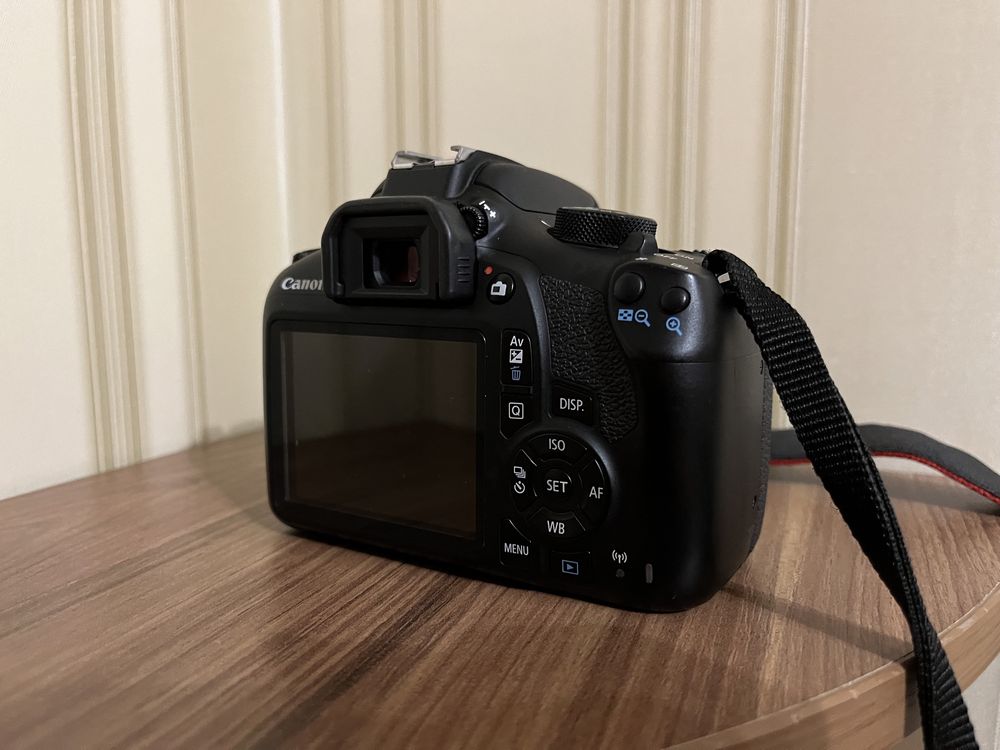 Продам фотоапарат Canon EOS 1300D 18-55mm III