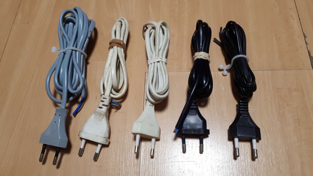 Lote de 29 cabos com ficha, interruptor, etc.