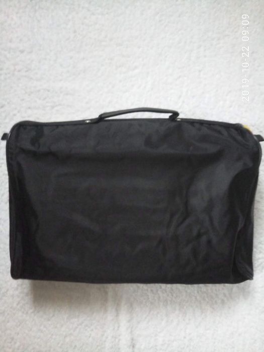 Продам новый портфель / сумку черного цвета на молнии.