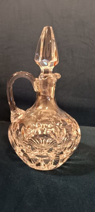 Przepiękna duża karafka kryształowa. Elegancki dodatek na każdy stół.