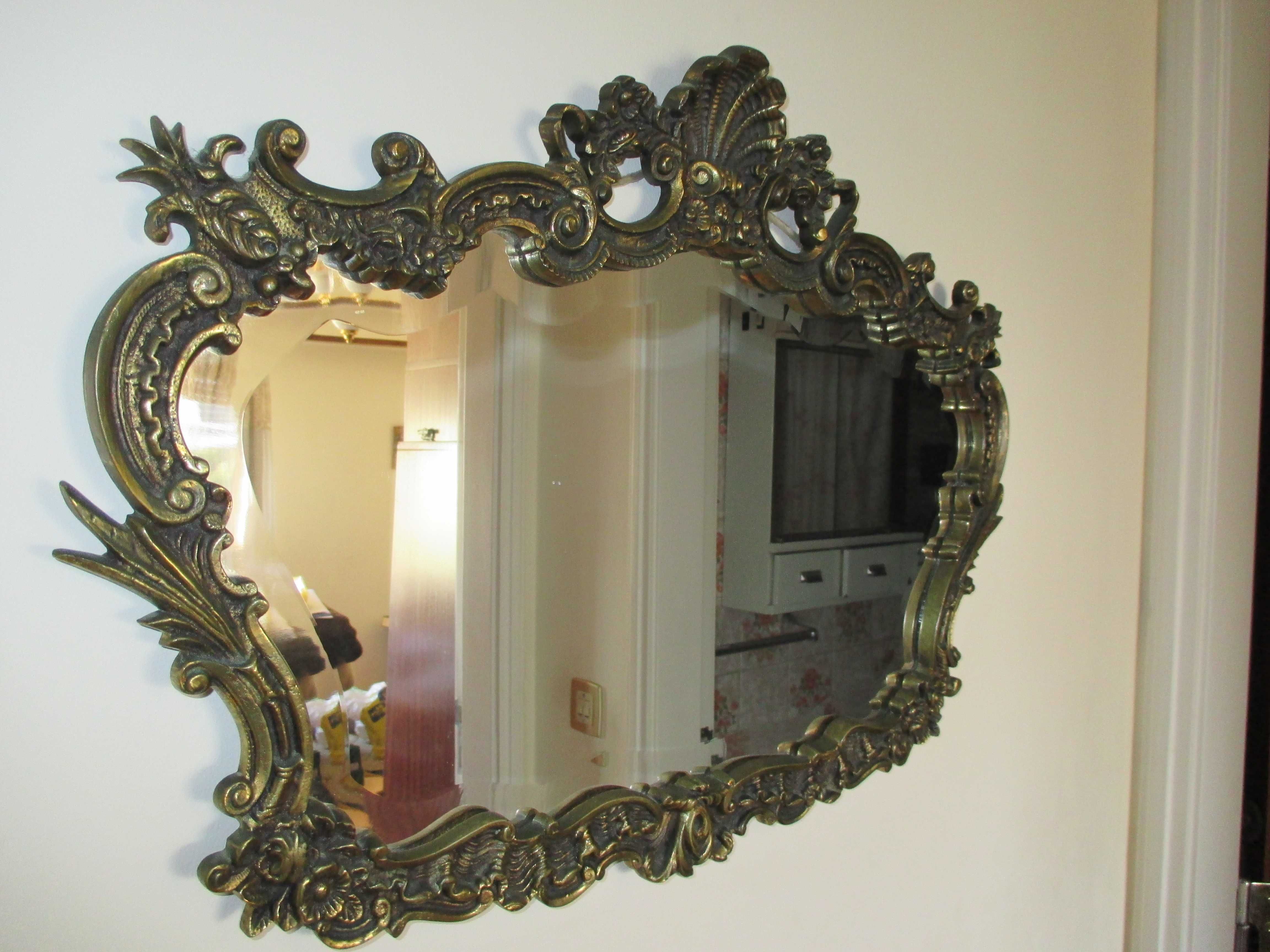 Mesa espelho e moldura em latão