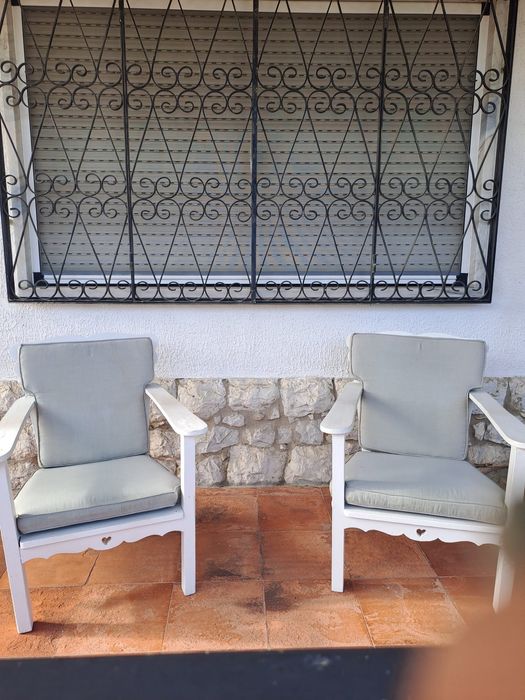 Duas caldeirões pintados em branco com coxins