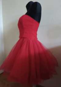 Tiulowa czerwona sukienka