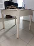 Mesa de madeira com gavetas por pintar