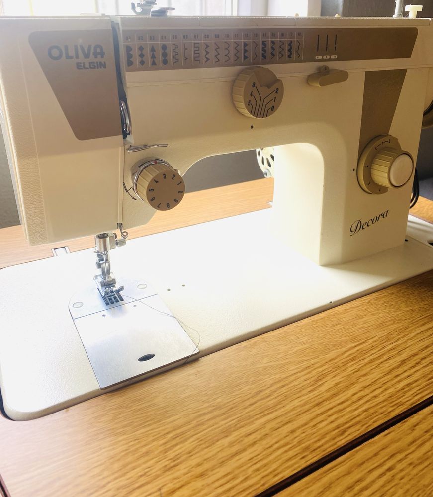 Maquina de Costura com movel - Como nova