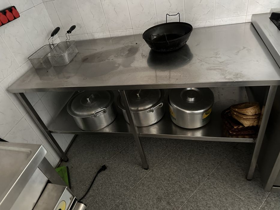 Varias bancadas e balcão frigorifico em inox