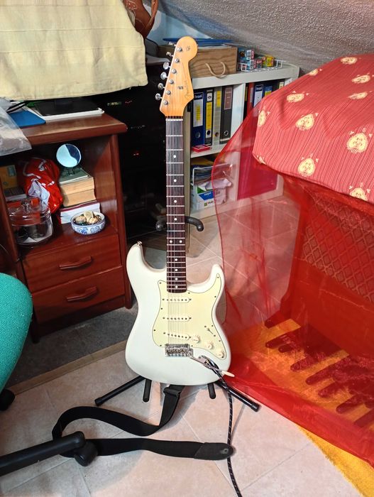 Órgão eletrico, guitarra fender Stratocaster, coluna amplificada