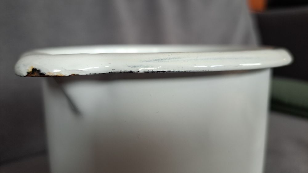 Garnuszek emaliowany z dziubkiem i uchwytem