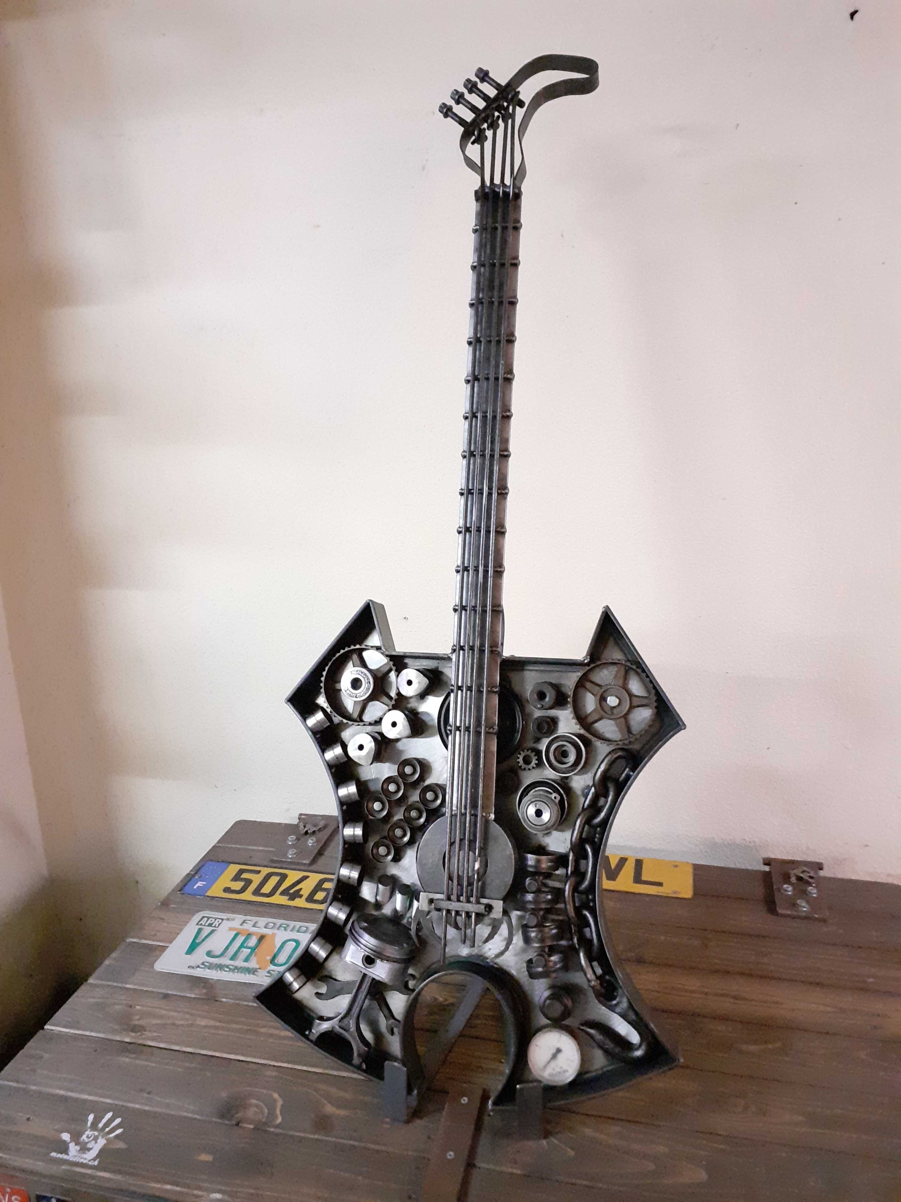 Guitarra feita em ferro