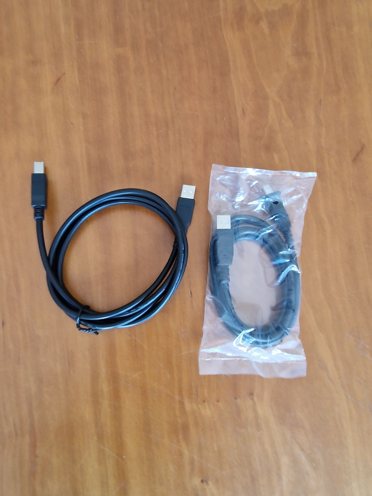 Cabos USB B (dois) para impressora.