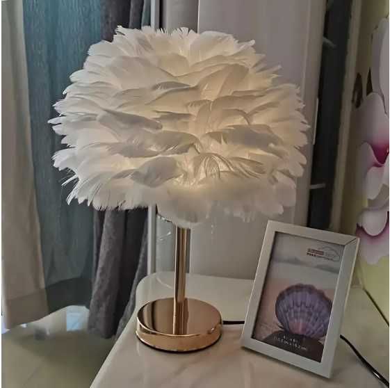Elegancka lampa nocna stołowa z kloszem z białych piór ściemniacz