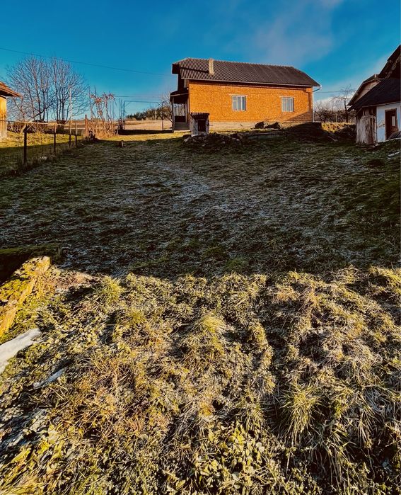 Продам будинок + господарські будівлі (на подвірї є криниця)