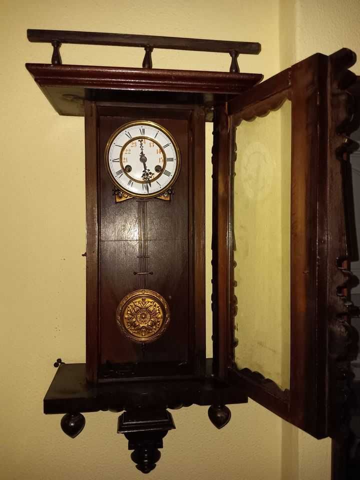 Relógio de parede e outros itens de casa