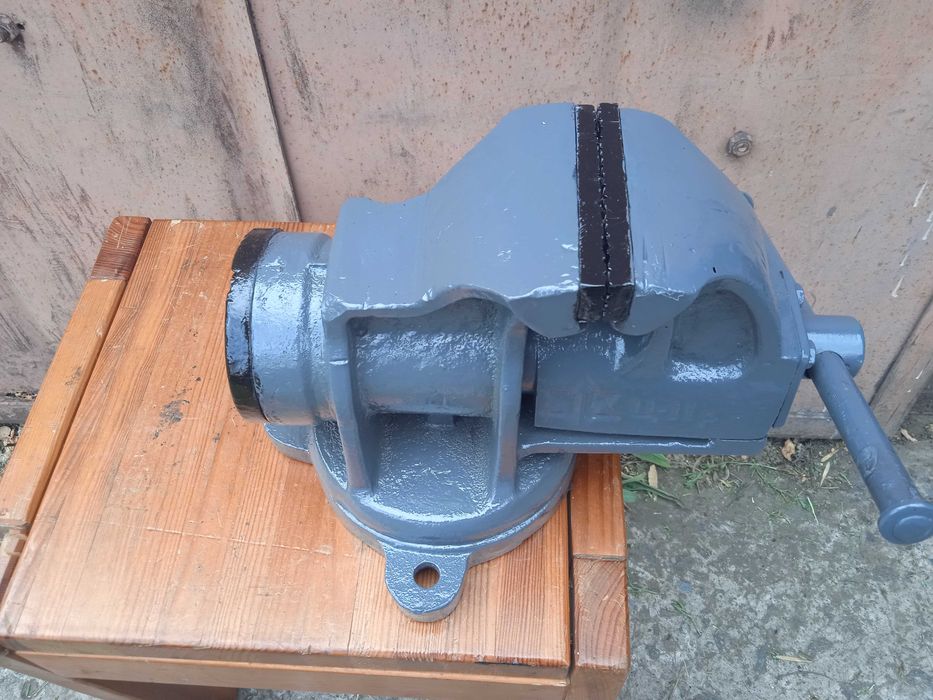 Продам поворотні слісарні тиски 105 мм.