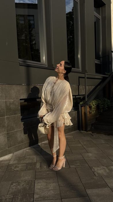 Вечірня сукня зі шлейфом збоку