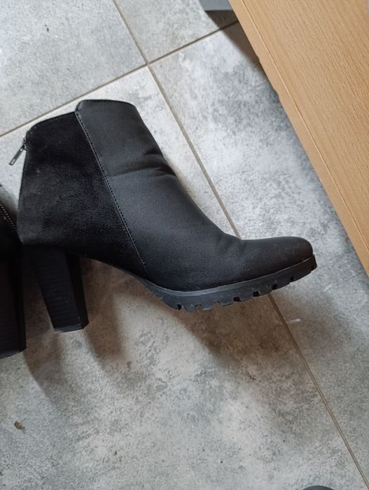 Botki na Obcasie z zamkiem z tyłu.