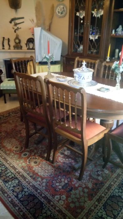 Conjunto de mesa e cadeiras